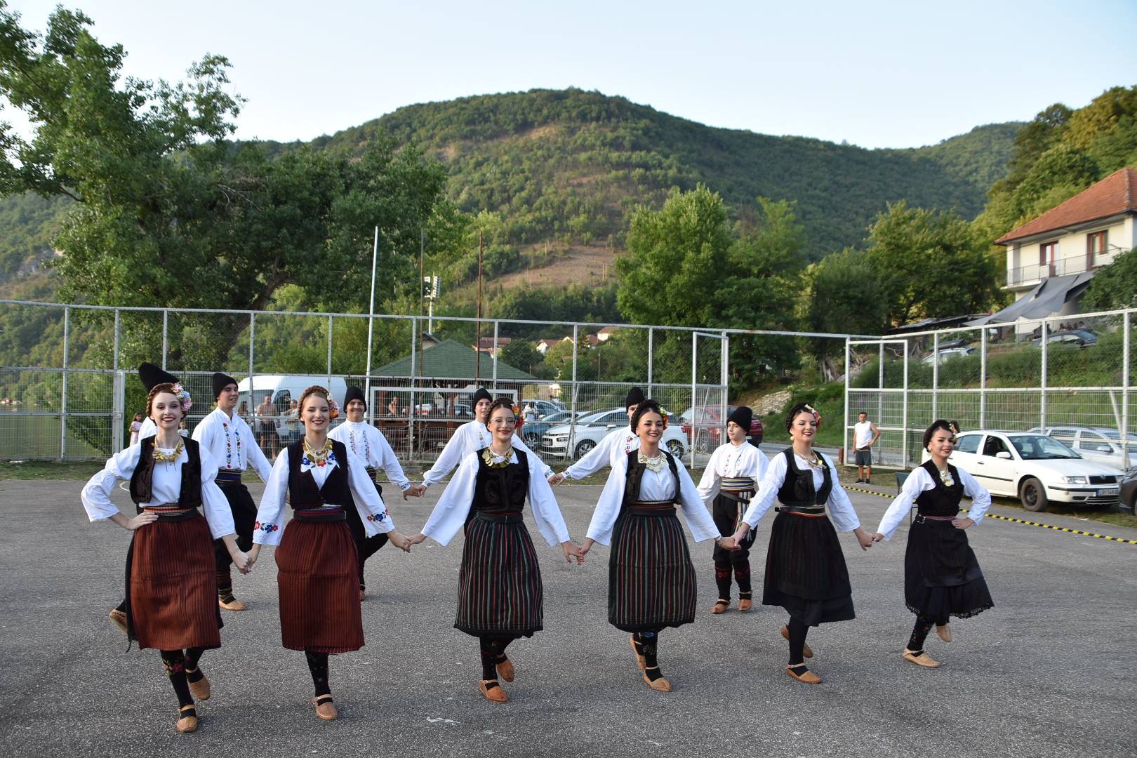 ВЕЧЕ ФОЛКЛОРА У САКАРУ