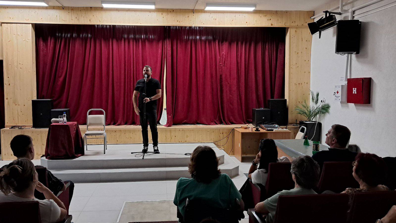 “Бескомпромисни стендап”